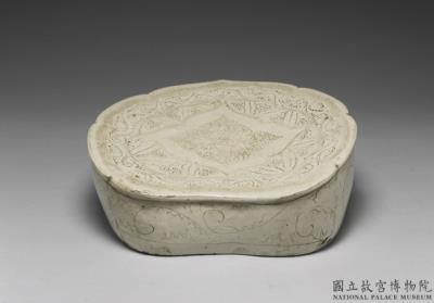 图片[3]-Ruyi-shaped pillow with incised design in white glaze, Ding ware type, Northern Song to Jin dynasty-China Archive